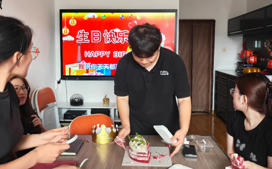 同僚の誕生日を祝うために驚きを準備してください