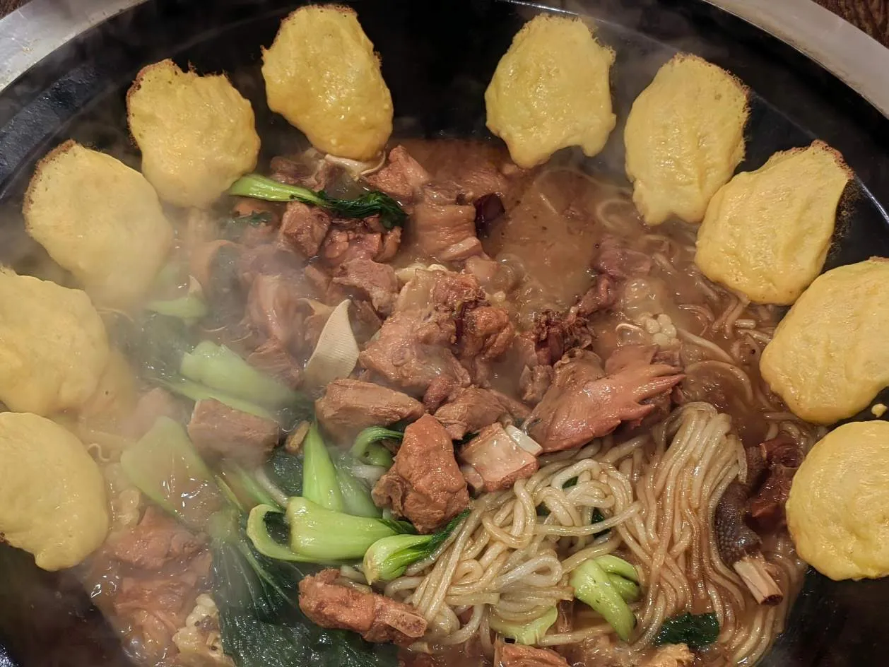 マネージャーの男性は努力家に追加の食事を提供します