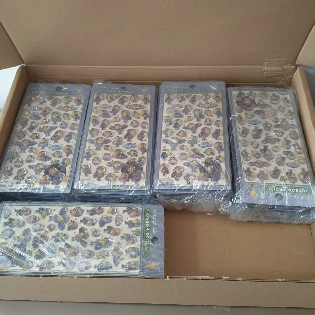 お子様用のエンボス加工ステッカーがまもなく発送されます。