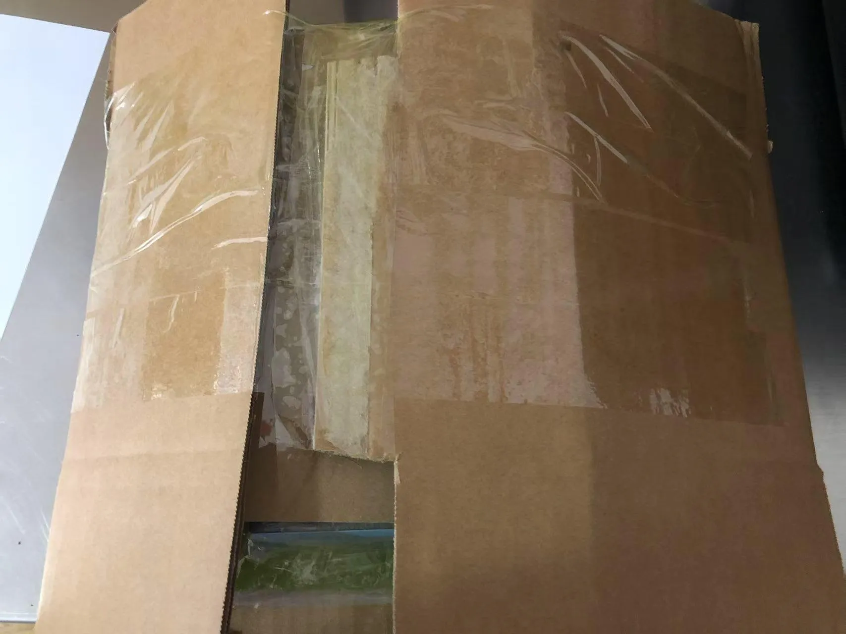 ウガンダへの持ち運び可能な子供用ステッカーブックの送付の進捗状況